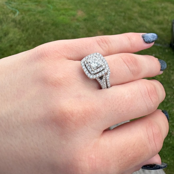 Engagement Ring & Wedding Band For Sale - Picture 3 of 7